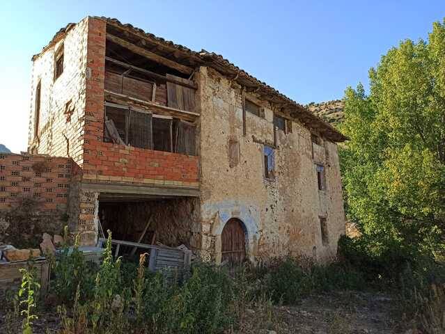 imagen 1 de Venta de terreno con casa rural en Beceite (Teruel)