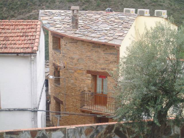 imagen 1 de Venta de casa rural rodeada de montañas en Ladrillar (Cáceres)