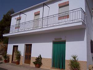 imagen 1 de Venta de cortijo con bodega en Castaras (Granada)
