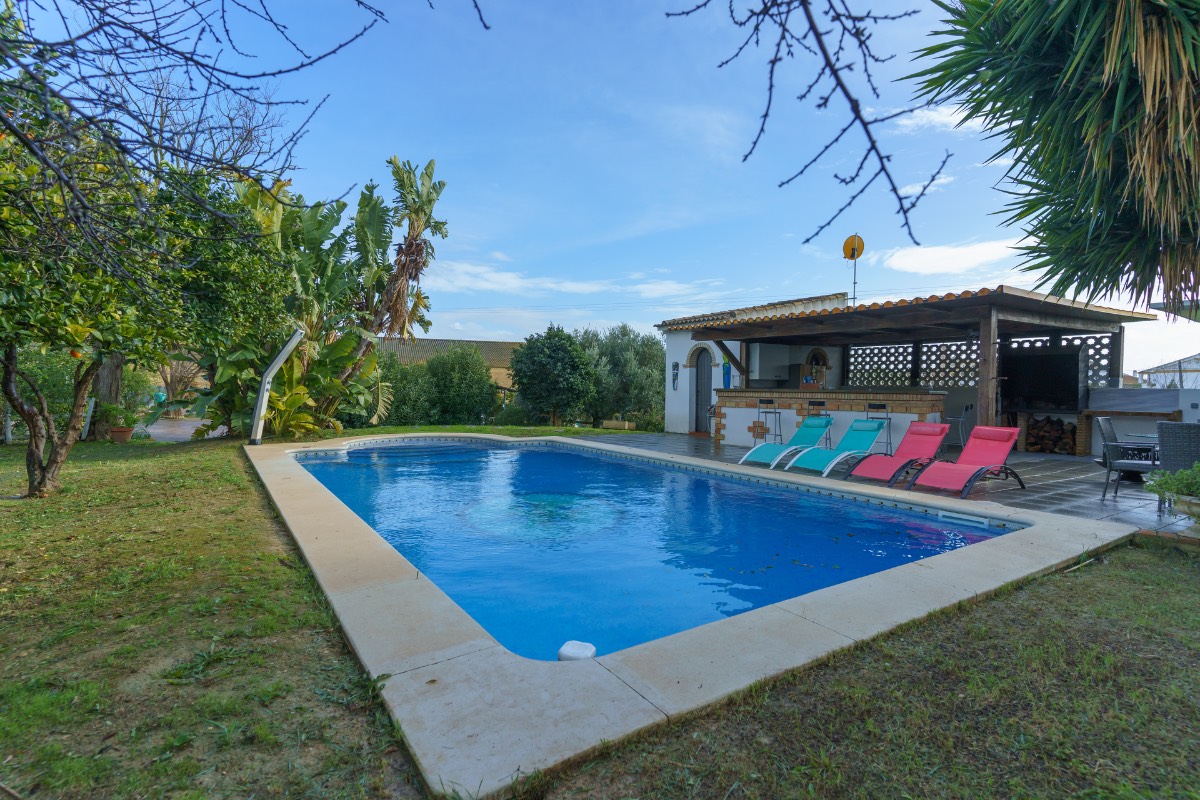 imagen 1 de Finca rústica con chalet independiente y piscina en Manzanilla