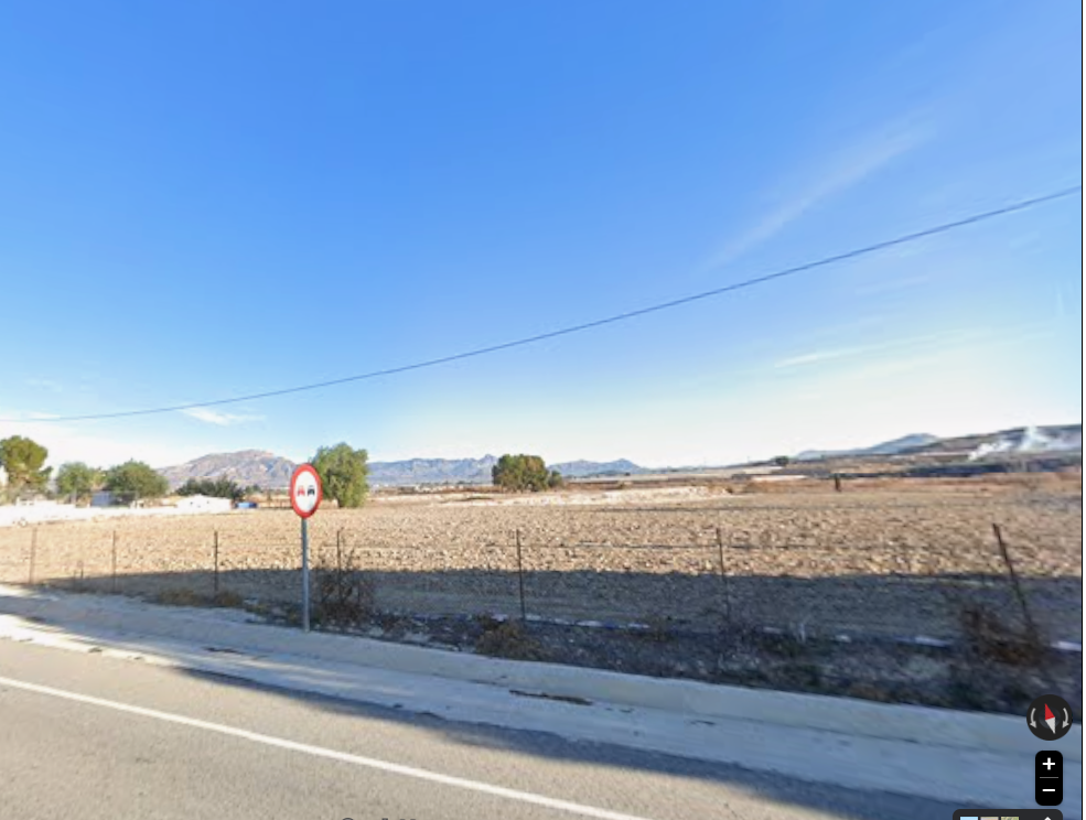 imagen 1 de Finca idela para explotacion agricola,pero tambien para otras actividades,Area autocaravanas ,parking a dos minutos de campo de golf,y a 20 del aeropuerto
