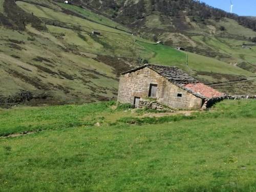 imagen 1 de Venta de finca con cabaña en San Pedro del Romeral (Cantabria)