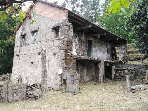imagen 1 de Venta de terreno con casa en Salceda de Caselas (Pontevedra)
