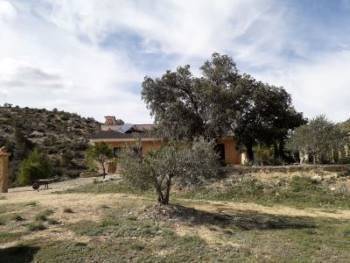 imagen 1 de Venta de finca con casa rural y borda en Las Parras de Castellote (Teruel)