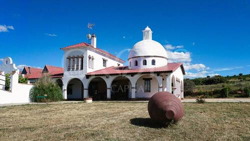 imagen 1 de En venta finca de recreo con vivienda y plaza de toros en Ávila / Salamanca